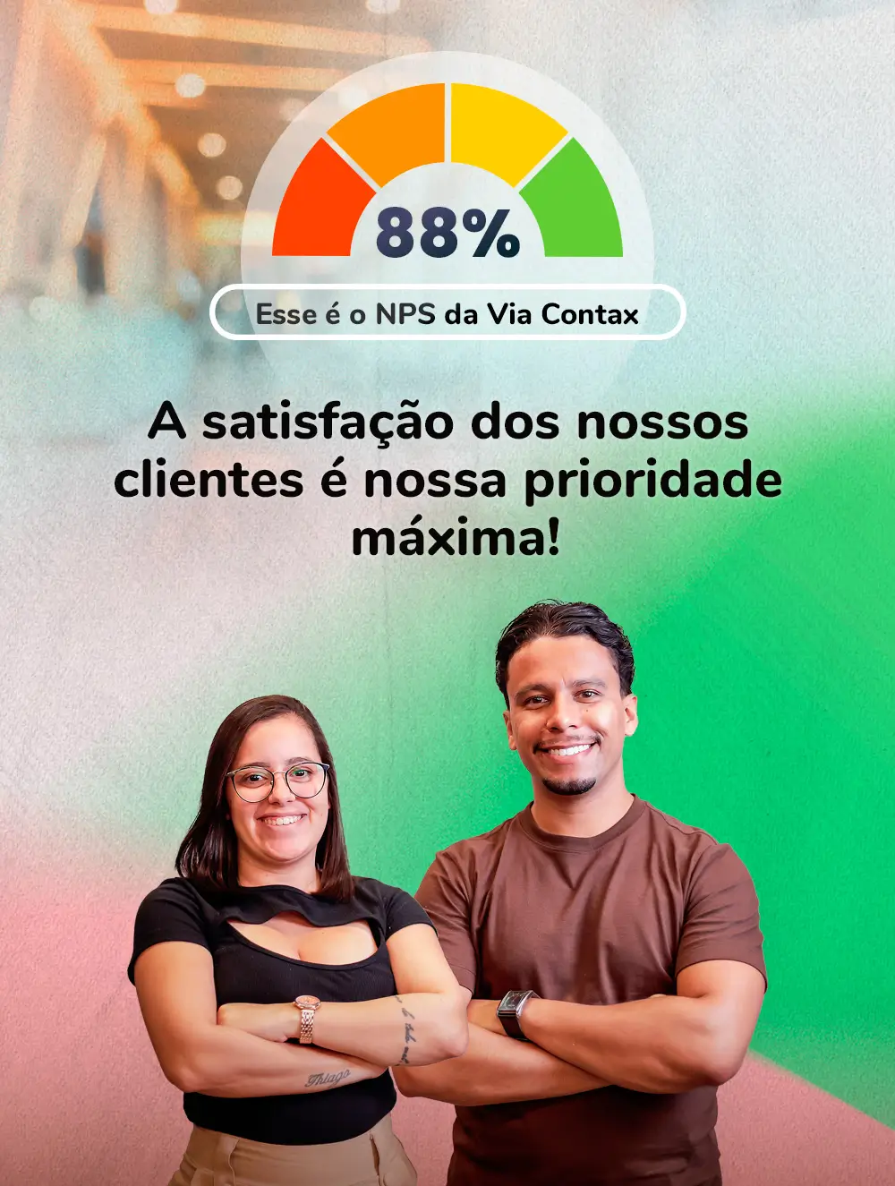 Colaborador e colaboradora de braços cruzados ao lado do gráfico representando o NPS de 88% da Via Contax