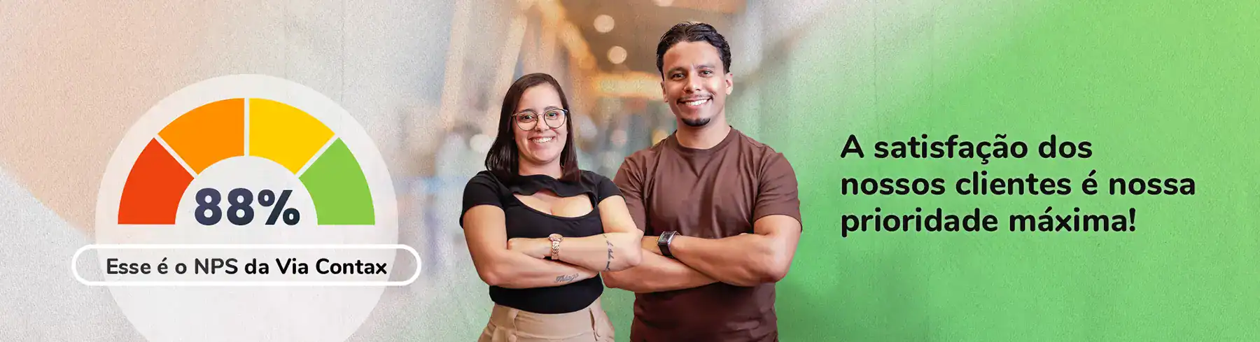 Colaborador e colaboradora de braços cruzados ao lado do gráfico representando o NPS de 88% da Via Contax