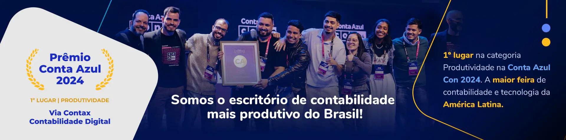 Equipe via contax segurando prêmio de primeiro lugar em produtividade da Conta Azul Com 2024