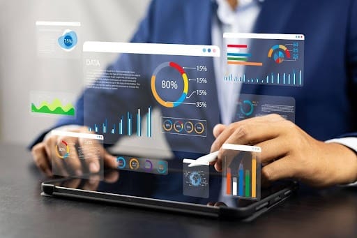 empreendedor usando tablet com gráficos financeiros digitais flutuando na tela
