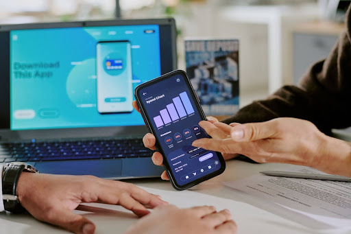 Celular mostrando automação financeira