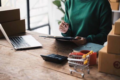 Mulher realizando a contabilidade