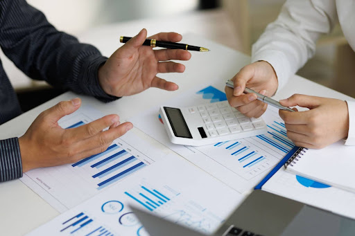 Dois homens fazendo gestão financeira