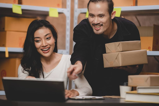Colegas de trabalho se ajudando